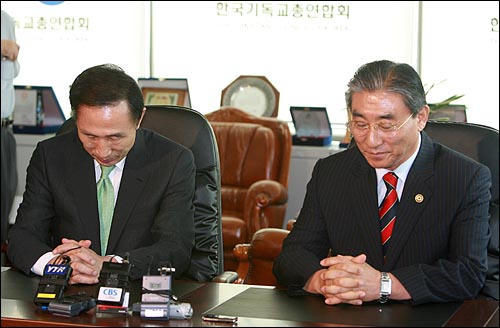 이명박 한나라당 대통령 후보가 2007년 8월 21일 오후 서울 연지동 한국기독교총연합회 사무실을 방문해서 이용규 대표회장과 함께 고개를 숙여 기도를 하고 있다.